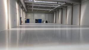 galeriaJasna posadzka epoksydowa Quarzcolor w zakładzie produkującym części samochodowe 
