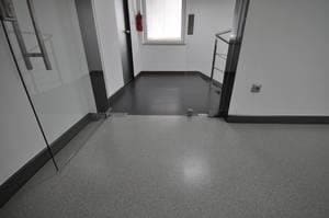 galeriaŁączenie kolorów w posadzce epoksydowej Quarzcolor wykonanej w korytarzu biurowym. 
