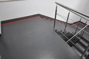 galeriaPosadzka Quarzcolor w wersji matowej na klatce schodowej. 