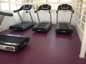 galeriaMatowa posadzka żywiczna Quarzcolor Mono w klubie fitness 