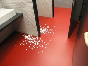 galeriaPosadzka epoksydowa Quarzcolor z elementami graficznymi w sanitariatach. 