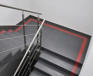 galeriaPosadzka Quarzcolor wykonana na klatce schodowej w budynku biurowym. 