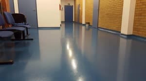 galeriaPosadzka Quarzcolor wykonana na korytarzu szkolnym. 