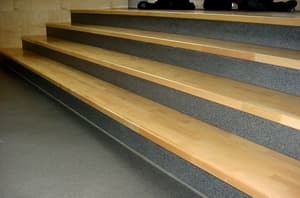 Posadzka Quarzcolor wykonana na schodach w połączeniu z drewnem. 