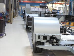 galeriaPosadzka wykonana w technologii zasypowej Quarzcolor w zakładzie produkującym pojazdy ciężarowe. 
