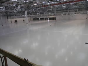 galeriaPosadzka żywiczna Quarzcolor wykonana w zakładzie z branży automotive. 